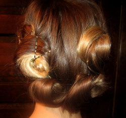 Retro Vegan Bombshell: Pin Curls