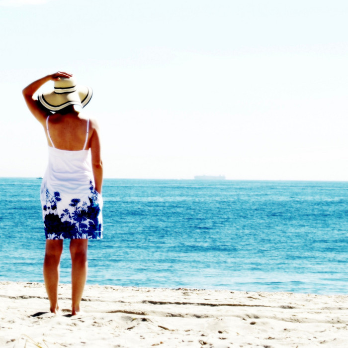 suncreen_sun_protection_woman_on_beach