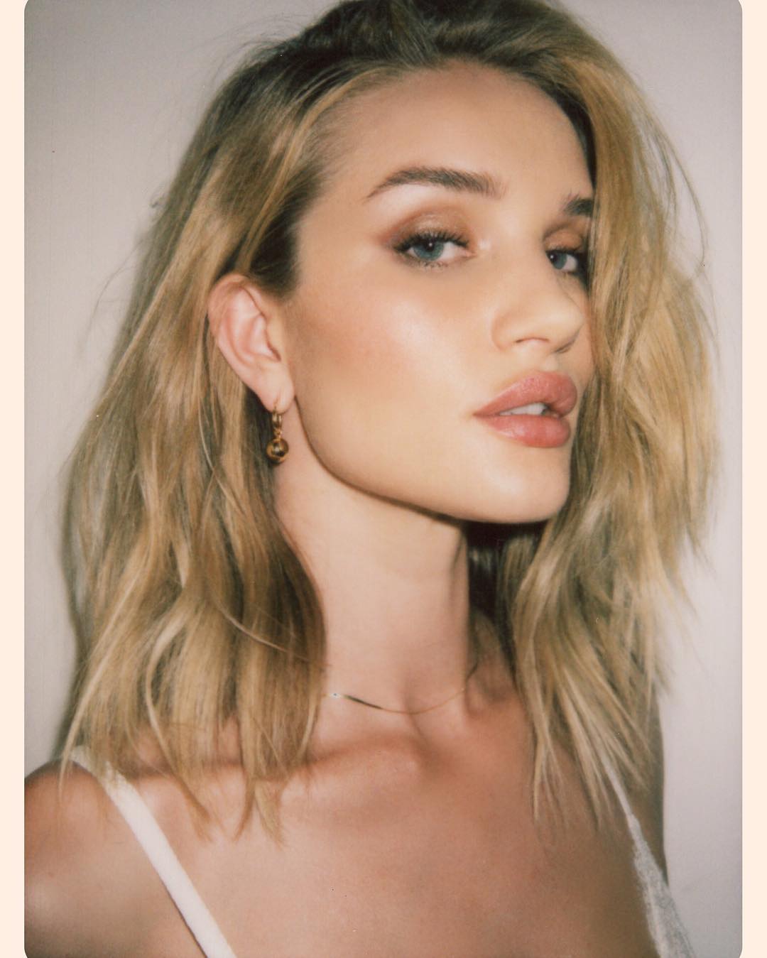 Rosie Huntington-Whitely’s Luxe Evening Skincare Is *Perfect* For Warm Weather