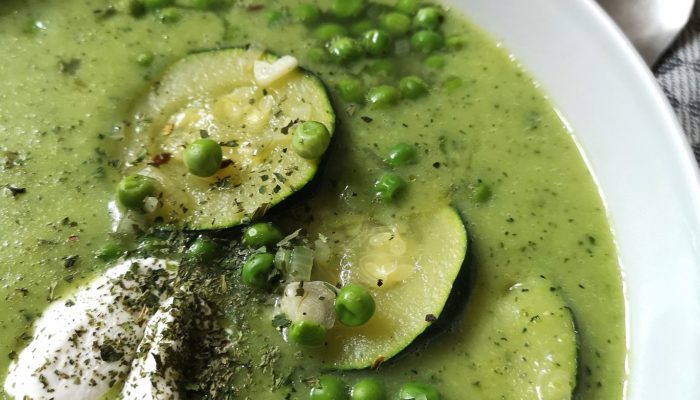 Creamy vegan pea soup with mint