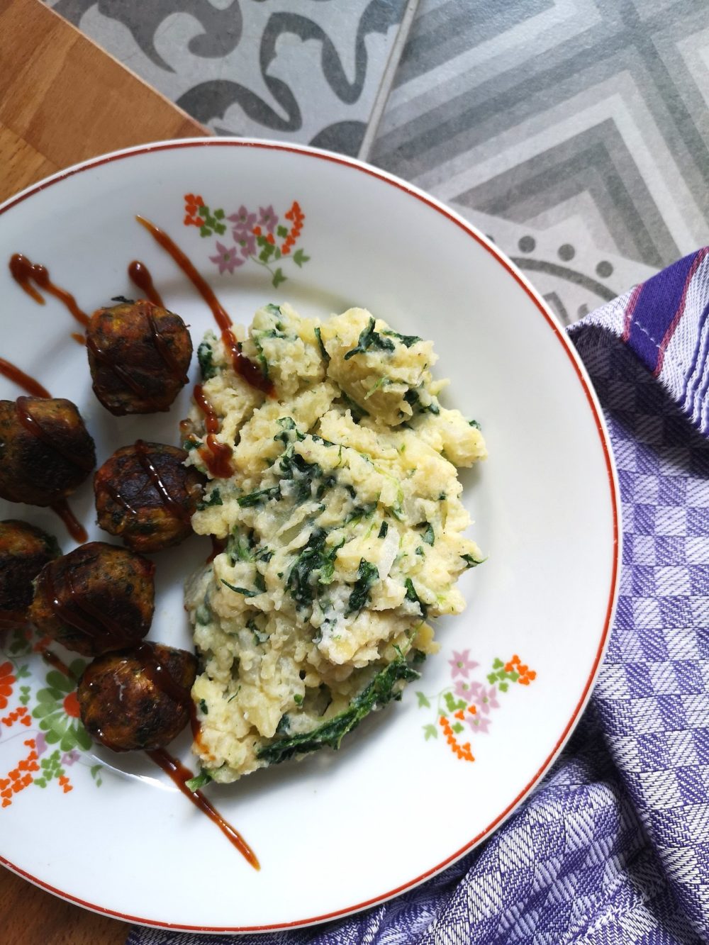 mashed kohlrabi and potato with spinach on a plate