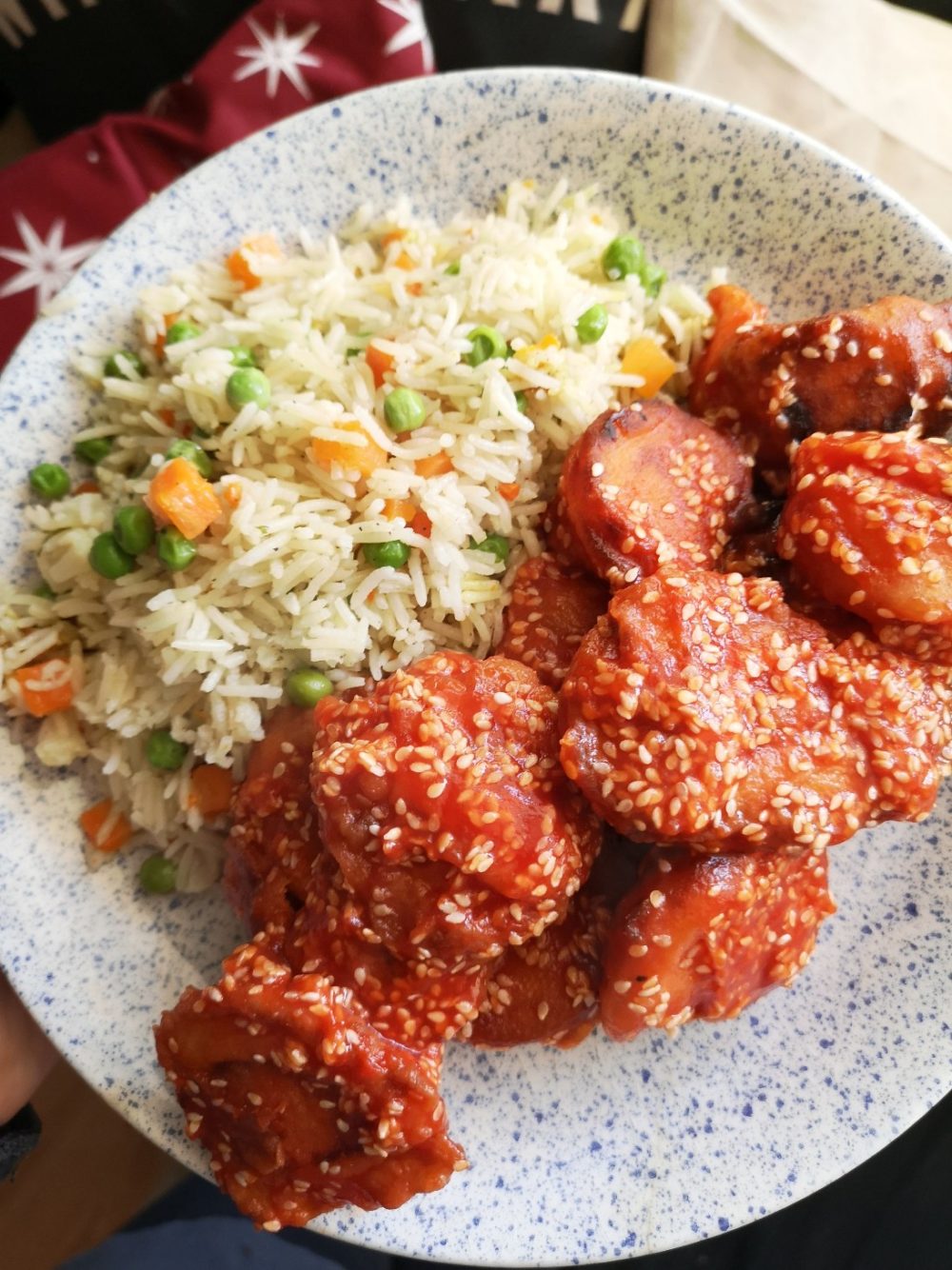 vegan sesame chick-un on a white and blue speckled plate